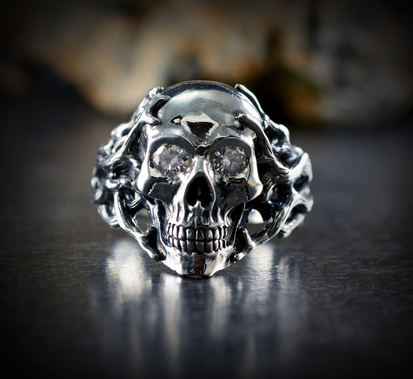 Anillo calavera Cthulhu de plata maciza con rubíes naturales y texturas rústicas, anillo Memento mori - D´Cast