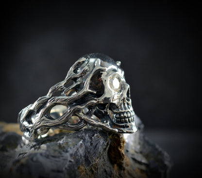 Anillo calavera Cthulhu de plata maciza con rubíes naturales y texturas rústicas, anillo Memento mori - D´Cast