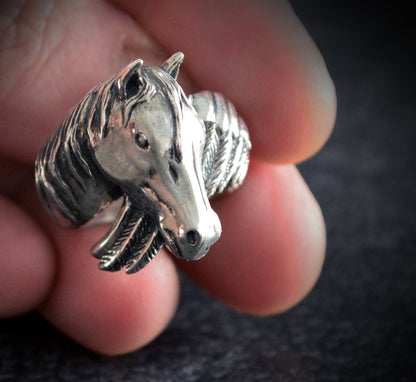 Anillo caballo con alas hecho a mano en plata de ley, Anillo Pegasus, Cabeza de caballo con gemas naturales - D´Cast