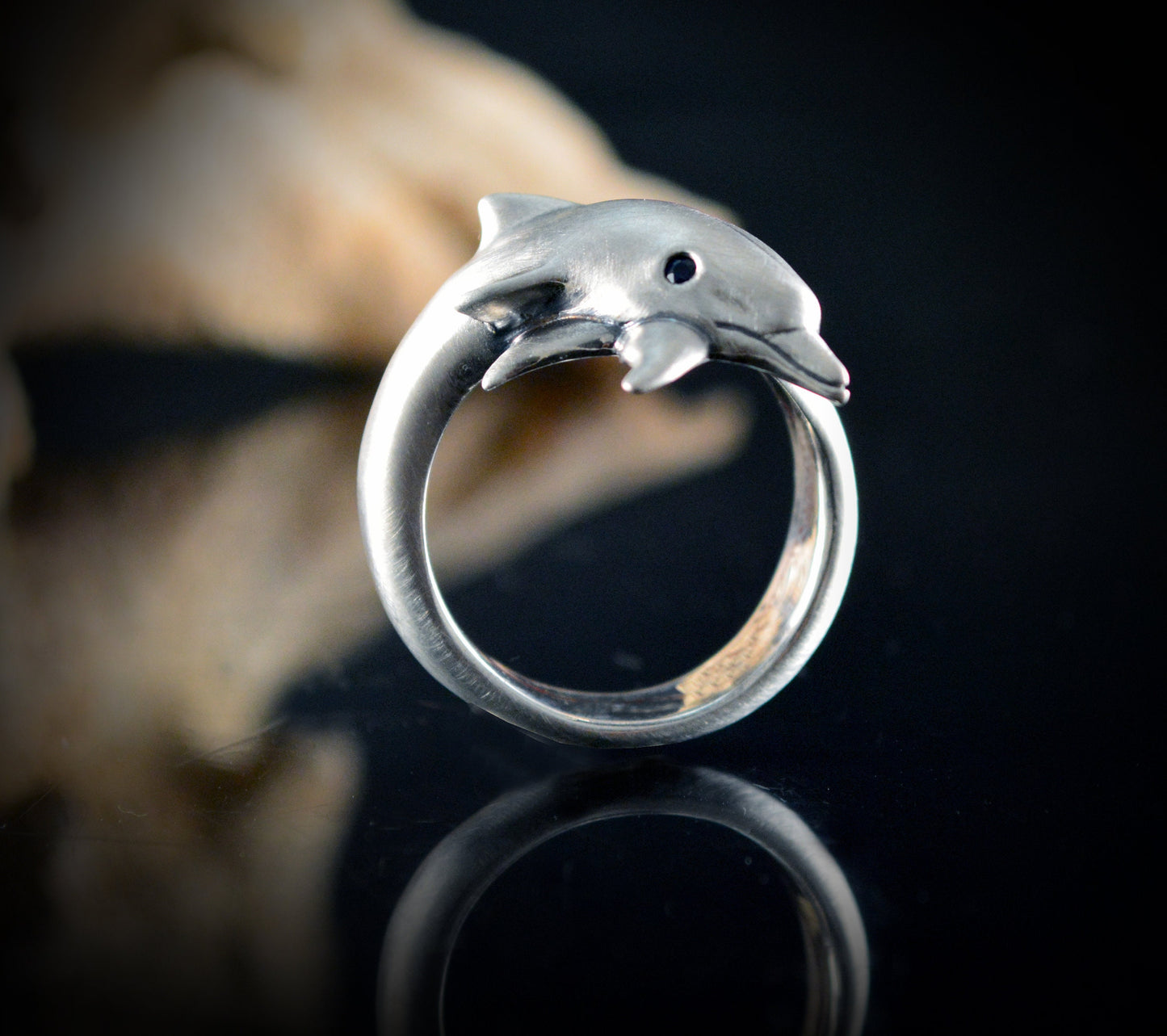 Anillo de plata delfin, Delfin con gemas naturales, Anillo compromiso para amantes del oceano - D´Cast