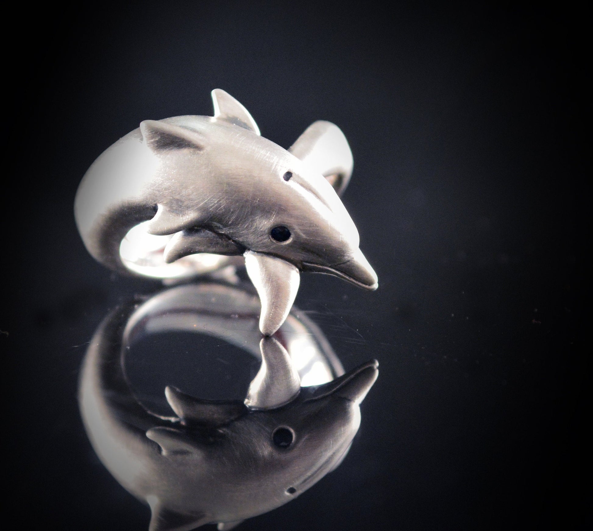 Anillo de plata delfin, Delfin con gemas naturales, Anillo compromiso para amantes del oceano - D´Cast