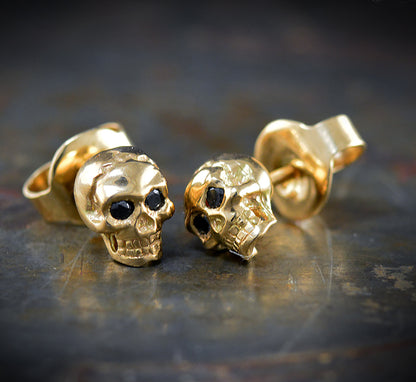 Pendientes de calaveras diminutas hechos a mano en oro de 10k, 14k o 18k, Pendientes para hombre - D´Cast