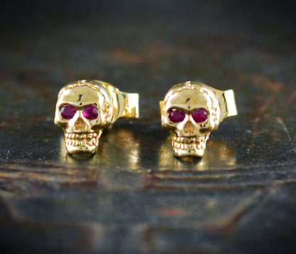 Pendientes de calaveras diminutas hechos a mano en oro de 10k, 14k o 18k, Pendientes para hombre - D´Cast