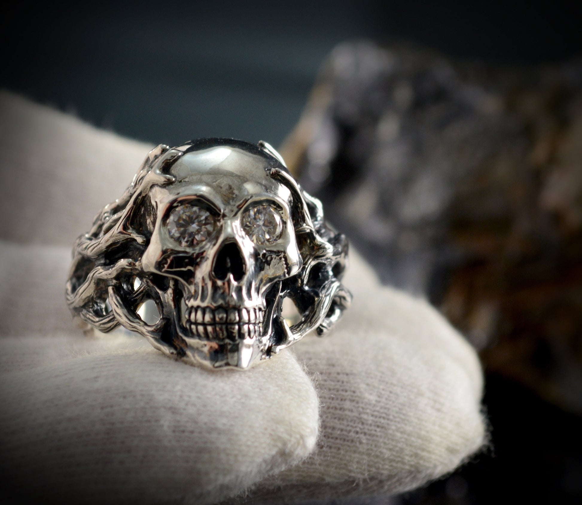 Anillo calavera Cthulhu de plata maciza con rubíes naturales y texturas rústicas, anillo Memento mori - D´Cast