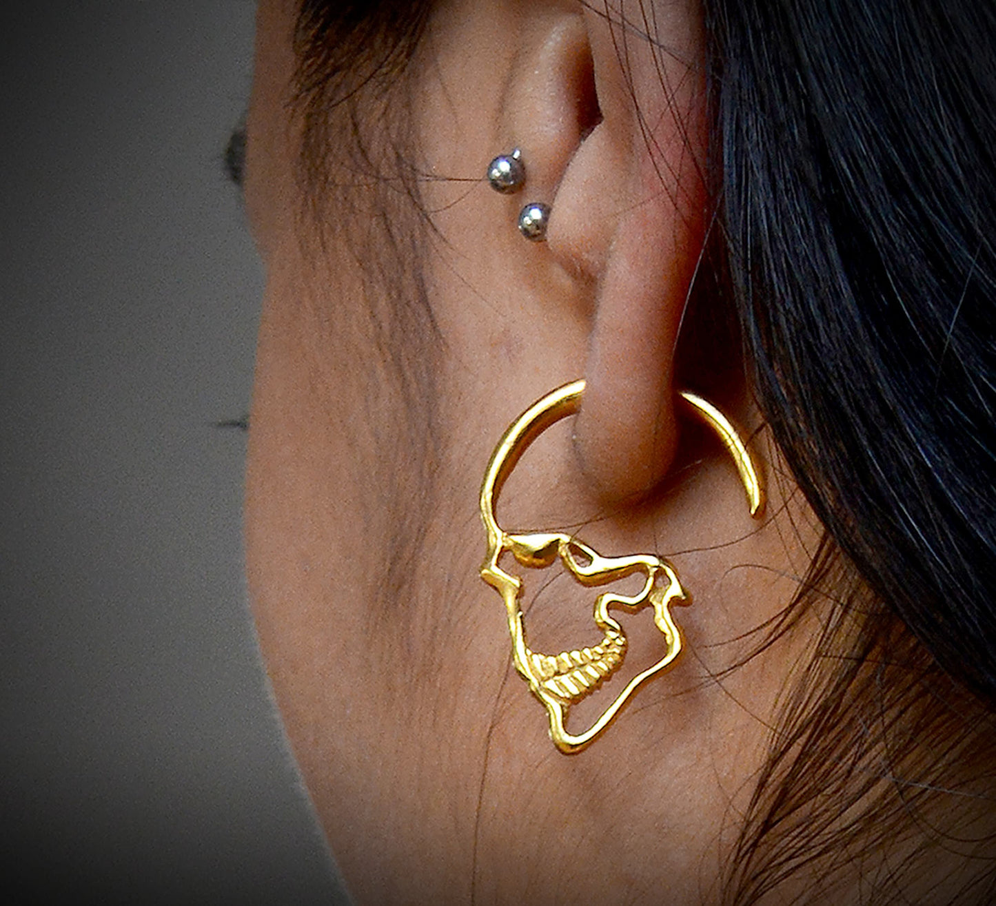 Pendientes de aro perfil calavera, Hechos a mano en oro de 10k, 14k o 18k, aretes punk, regalo de novia gótica genial