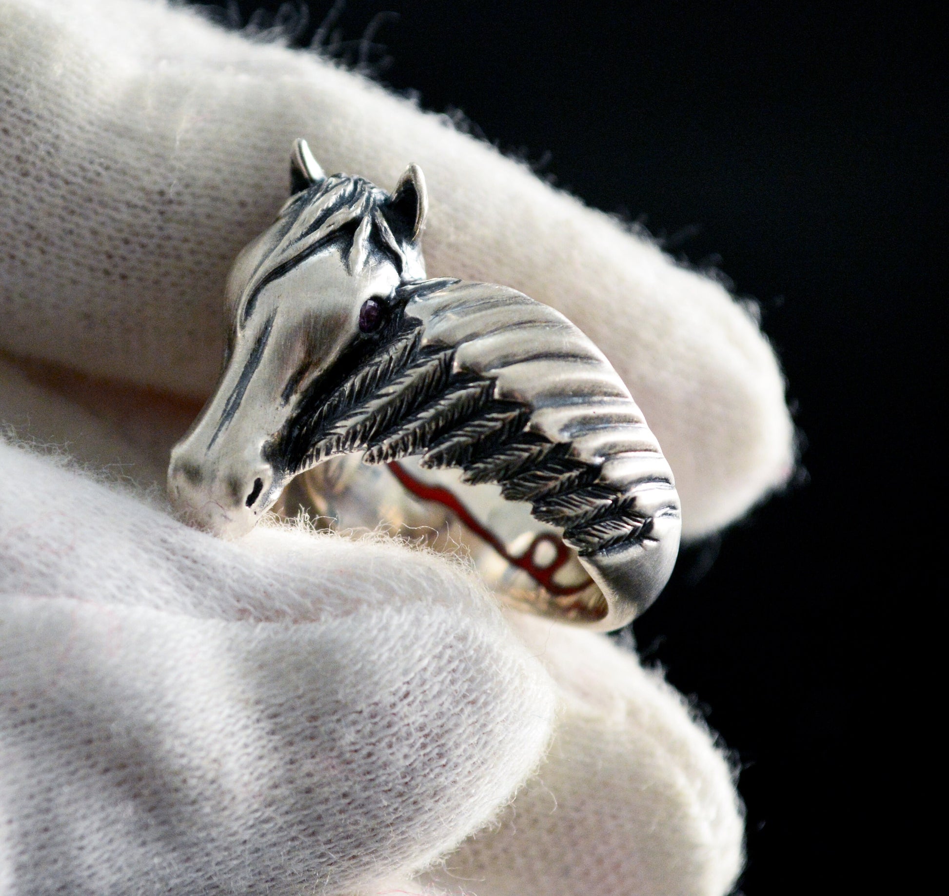 Anillo caballo con alas hecho a mano en plata de ley, Anillo Pegasus, Cabeza de caballo con gemas naturales - D´Cast