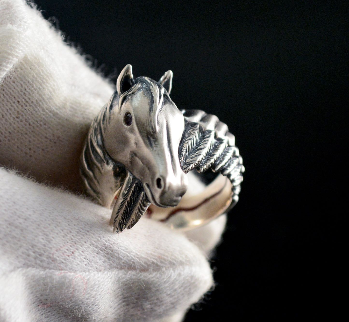 Anillo caballo con alas hecho a mano en plata de ley, Anillo Pegasus, Cabeza de caballo con gemas naturales - D´Cast