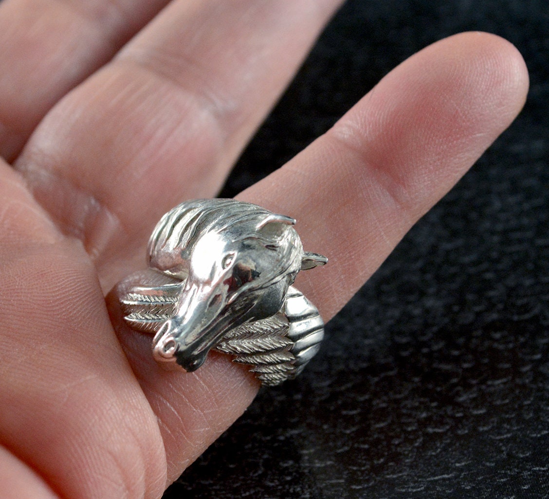 Anillo caballo con alas hecho a mano en plata de ley, Anillo Pegasus, Cabeza de caballo con gemas naturales - D´Cast