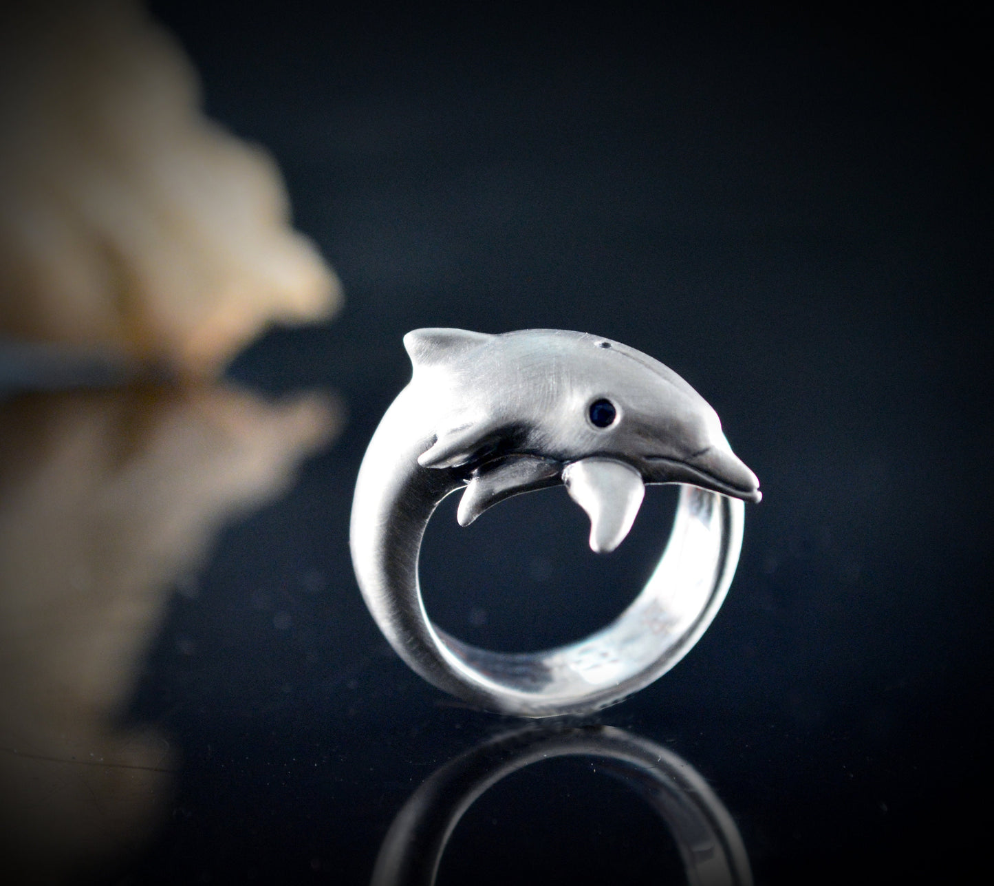 Anillo de plata delfin, Delfin con gemas naturales, Anillo compromiso para amantes del oceano - D´Cast