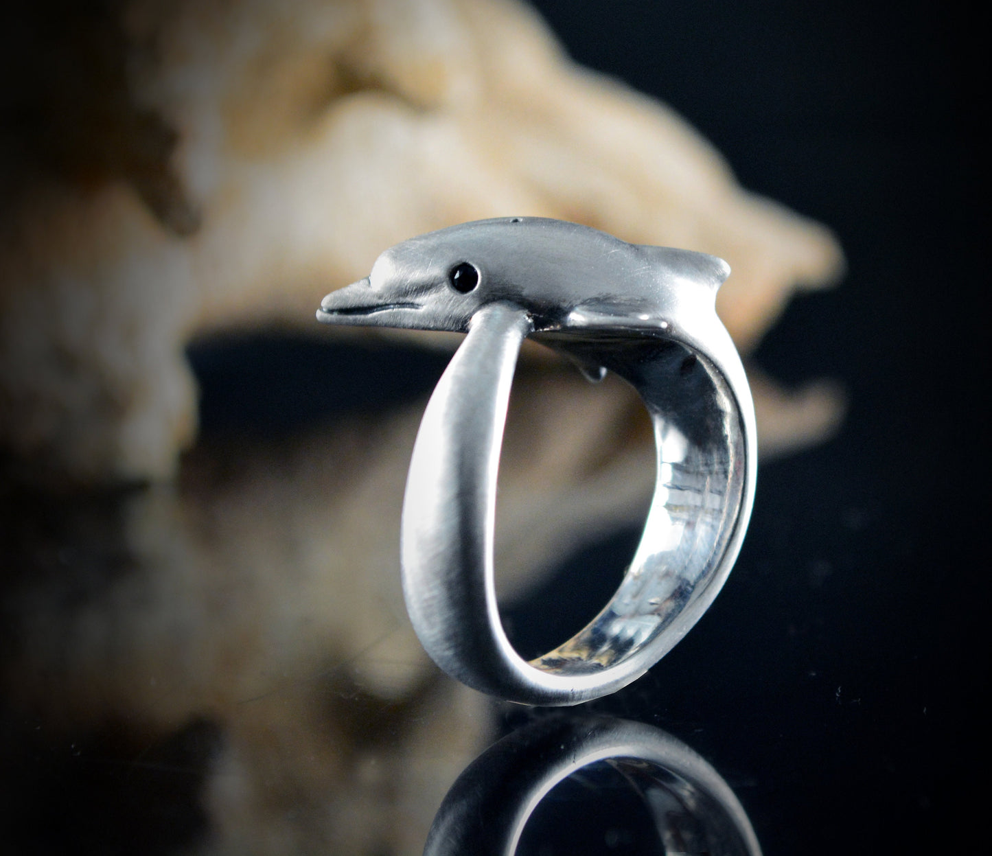 Anillo de plata delfin, Delfin con gemas naturales, Anillo compromiso para amantes del oceano - D´Cast