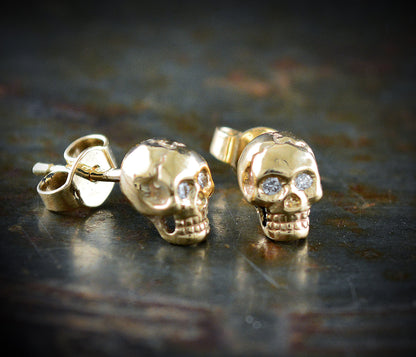 Pendientes de calaveras diminutas hechos a mano en oro de 10k, 14k o 18k, Pendientes para hombre - D´Cast