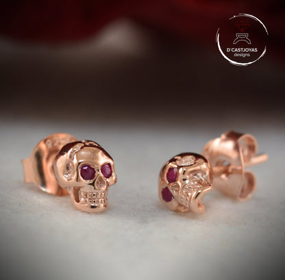 Pendientes de calaveras diminutas hechos a mano en oro de 10k, 14k o 18k, Pendientes para hombre - D´Cast