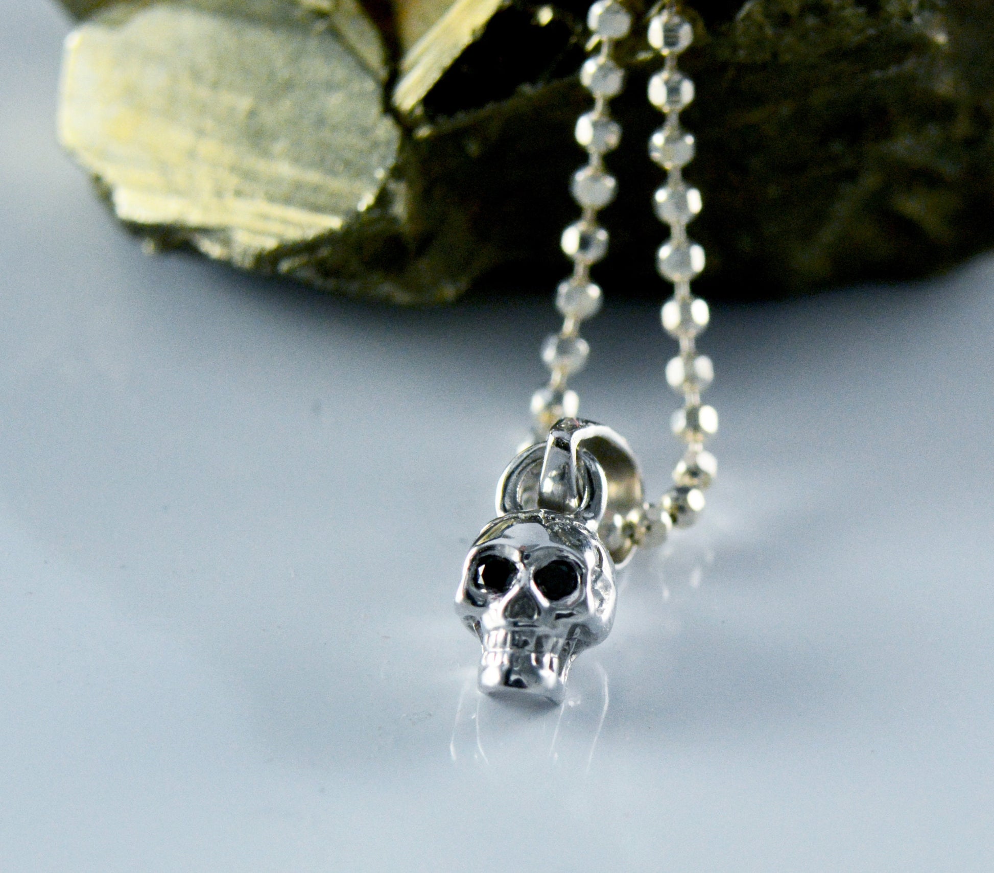 Colgante calavera diminuta en oro 10k, 14k y 18k  con piedras naturales - D´Cast