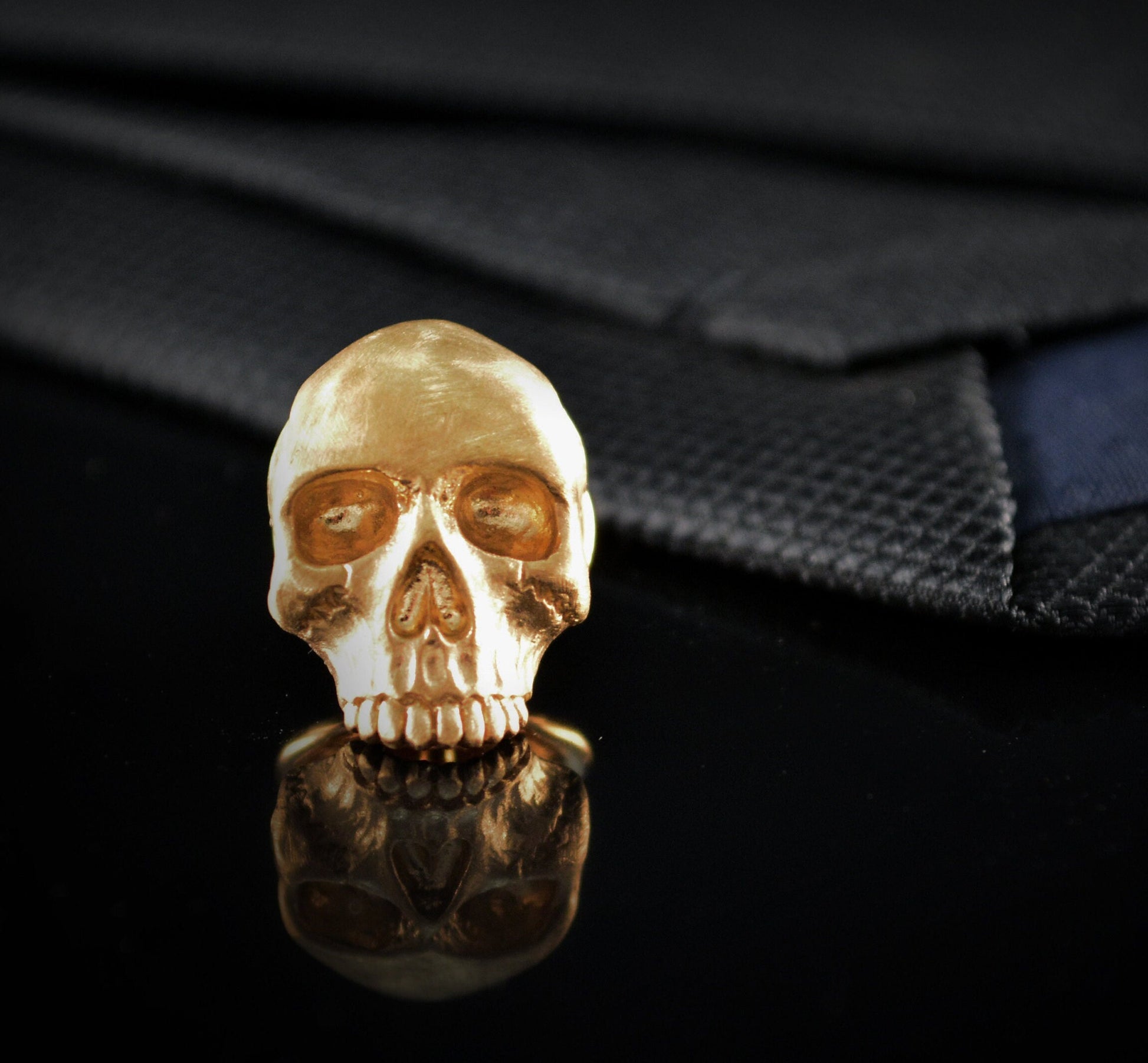 Pin corbata plata cráneo humano chapado en oro, Broche calavera - D´Cast
