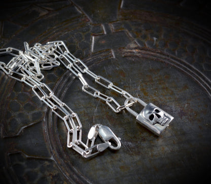 Gargantilla candado con calavera hecho a mano en plata de ley, Amuleto candado con cadena de plata eslabones rectangulares