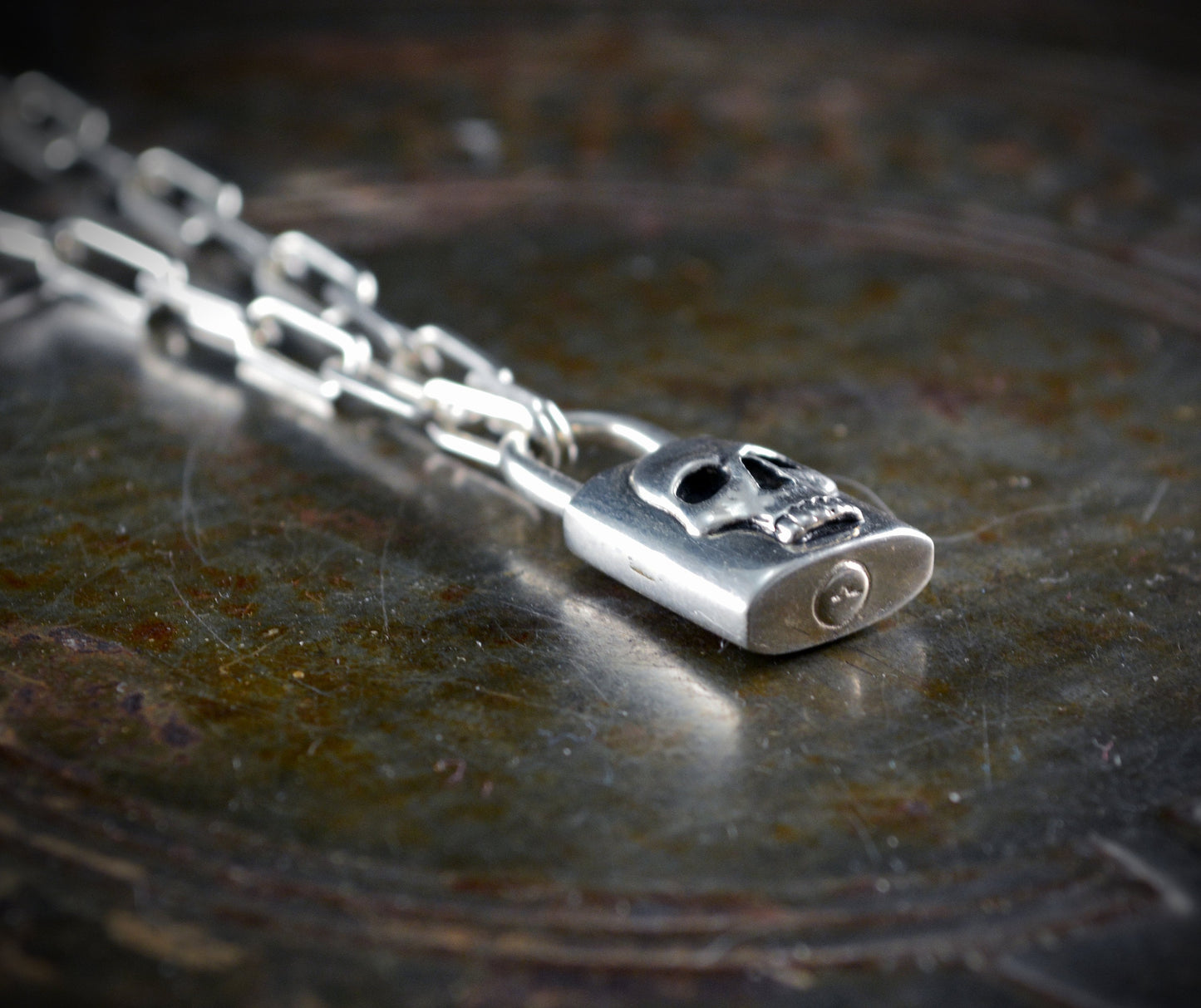 Gargantilla candado con calavera hecho a mano en plata de ley, Amuleto candado con cadena de plata eslabones rectangulares