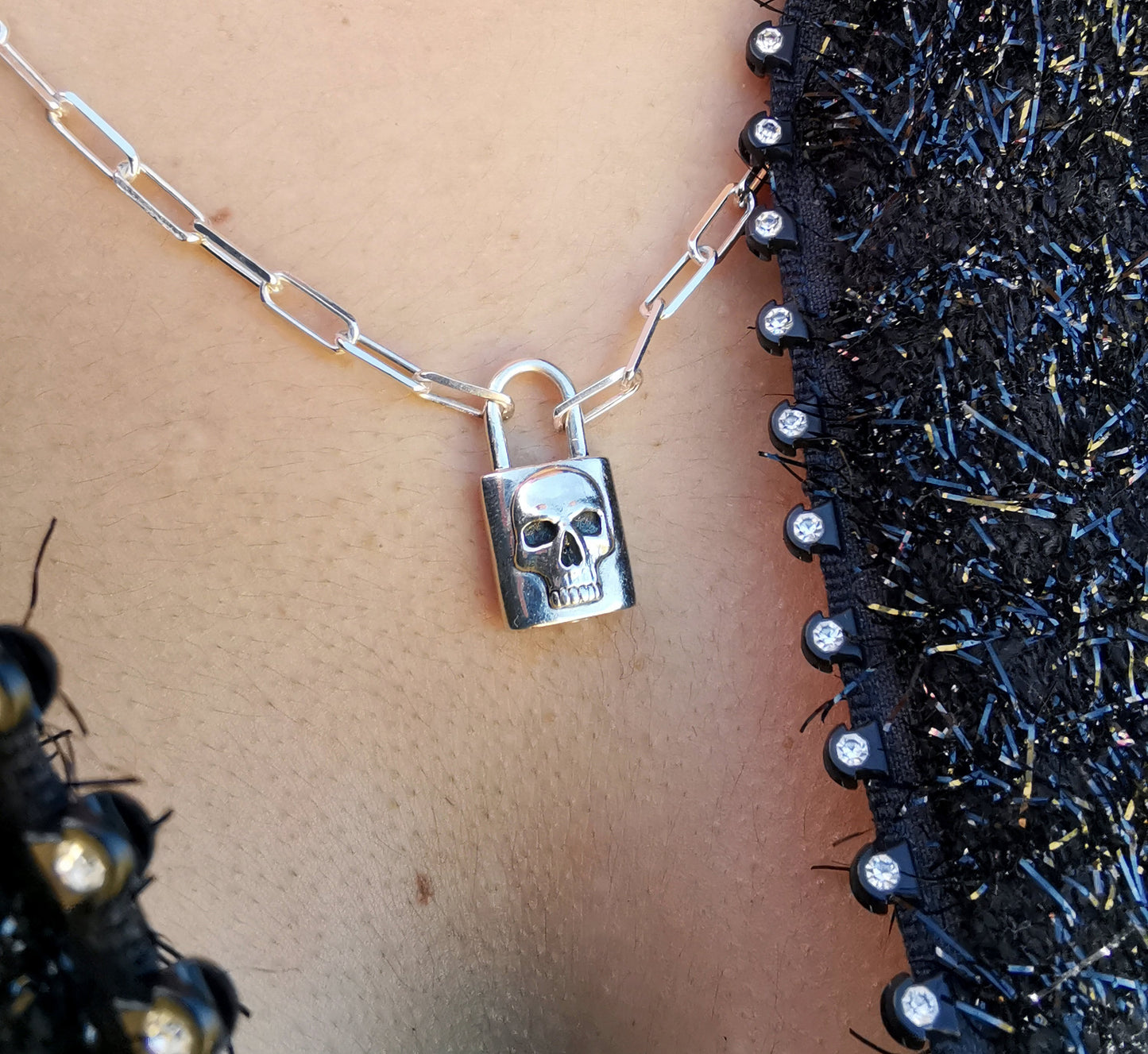 Vorhängeschloss-Halsband mit Totenkopf, handgefertigt aus Sterlingsilber, Vorhängeschloss-Amulett mit rechteckigen Silberkettengliedern